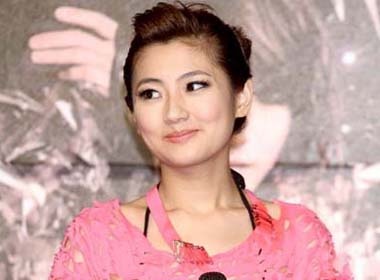 Selina nhan loi xin loi gia doi hinh anh