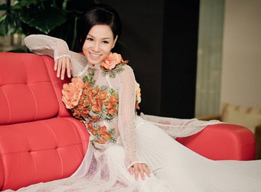 Thu Minh dam tham cung ao dai hinh anh