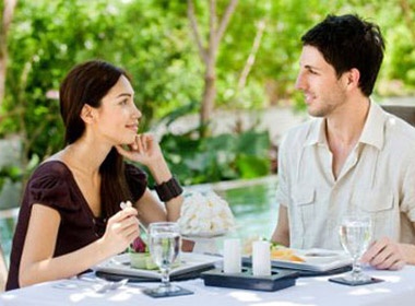De khien mot chang trai chu y den ban hinh anh
