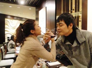 Bat gap 'ca sau chua' Quynh Nga hen ho Phan Anh tai Han Quoc hinh anh