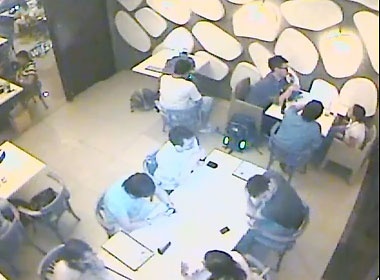 Clip trom laptop chop nhoang trong quan cafe hinh anh