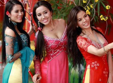 My nhan thuot tha ao dai du xuan hinh anh