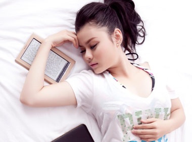 Nguoi dep 'ngu quen' ben may doc sach dien tu hinh anh