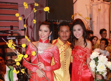 Chan dai tinh nghich truoc them xuan hinh anh