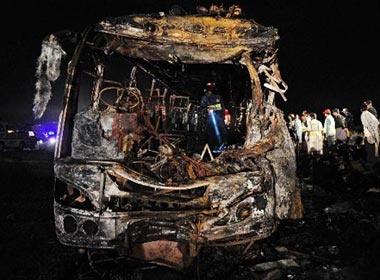 Xe bus dam xe cho dau, 32 nguoi chet hinh anh