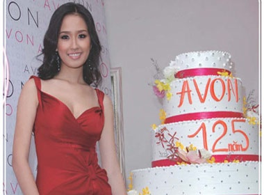 Mai Phuong Thuy chuc mung Sinh nhat Avon hinh anh
