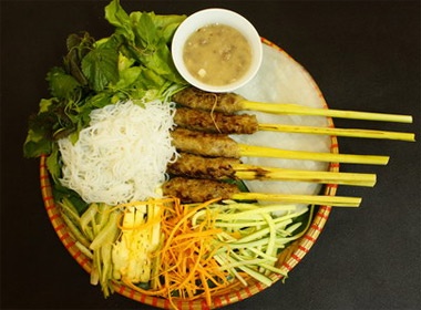 Thuong thuc nem lui dac biet tai Net Hue hinh anh
