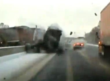 Video tai xe thoat chet nhu phim hinh anh