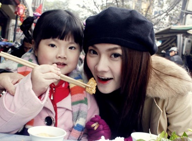Candy Thu Thuy bat pho Ha Thanh ngay can Tet hinh anh