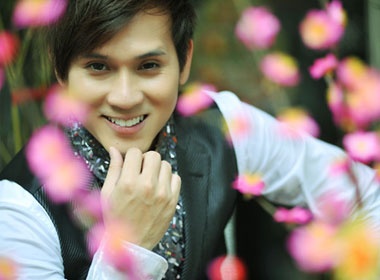 Nguyen Vu lac giua vuon xuan hinh anh