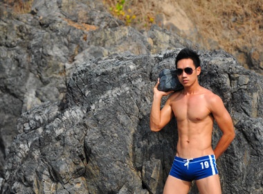 Pham Thanh Vu khoe body tren bien hinh anh