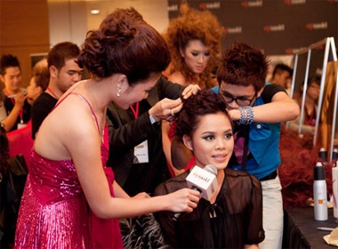 Nhon nhip hau truong Vietnam's Next Top Model hinh anh