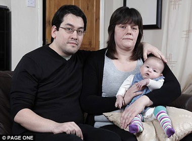 Be so sinh roi trong bon toilet vi nu ho sinh lo denh hinh anh