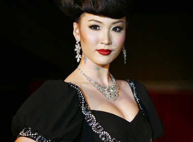 A hau Thuy Trang khoe vong mot goi cam hinh anh