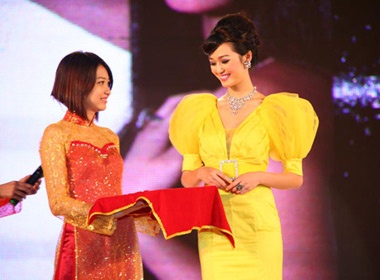 Nguyen Thi Nhan dang quang Ngoi sao nguoi mau hinh anh