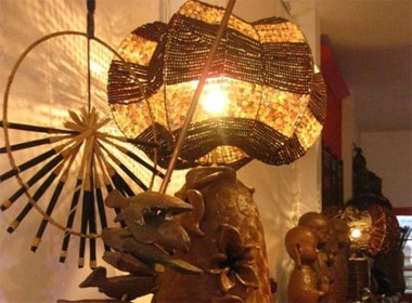 Quan ca phe co den cuc 'doc' hinh anh