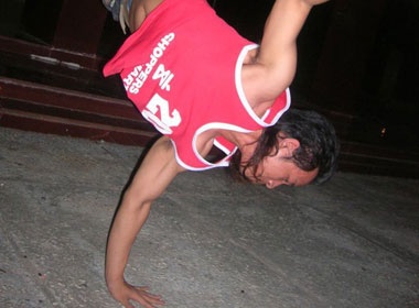 Tu nguoi tat nguyen tro thanh thay day hip hop hinh anh