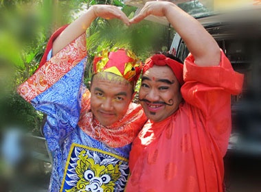 Hieu Hien lam ong Dia chuc xuan hinh anh