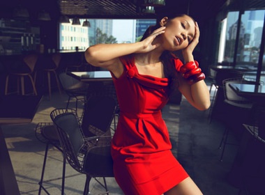 Ha Anh quyen ru voi tong mau nong hinh anh