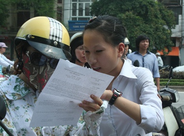 Manh tay chan loan' giay bao trung tuyen hinh anh