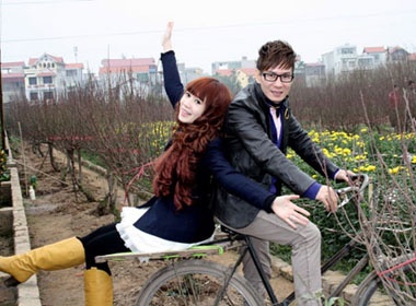 Vo chong Ly Hai dap xe mua dao Nhat Tan hinh anh