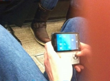 Dien thoai PlayStation Phone xuat hien tren tau dien ngam hinh anh