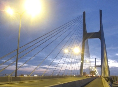 Hoang hon tren cau Phu My hinh anh