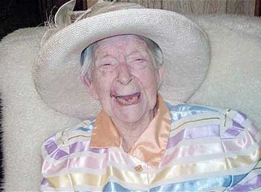 Cu ba gia nhat the gioi qua doi hinh anh