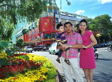 En bac Xuan Hieu cung chong con dao pho hinh anh