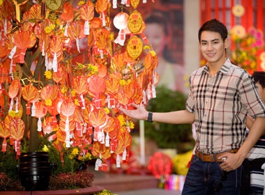 Hotboy Hong Phuc xuong pho ngay nam moi hinh anh