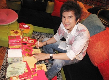 Dan Truong chuan bi 1000 bao li xi mung tuoi fan hinh anh