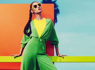 Charlotte Carey 'ngong' cung sac mau hinh anh