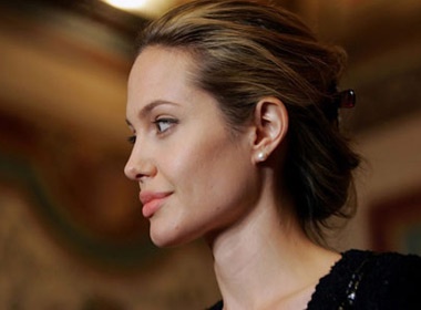Angelina Jolie nhan them con nuoi nguoi Haiti hinh anh