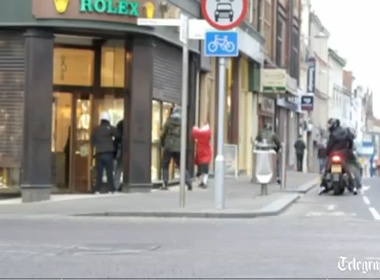 Clip cu ba dung cam duoi 6 ten cuop hinh anh