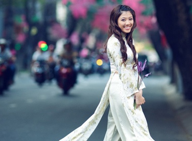 Hot girl Yumi Duong xuong pho xuan hinh anh