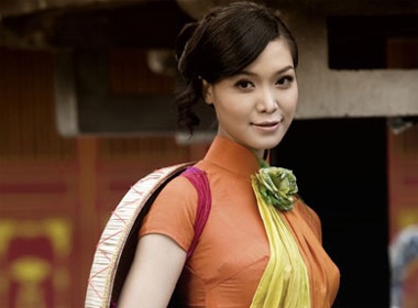 Hoa hau Thuy Dung dien ao dai di le chua hinh anh