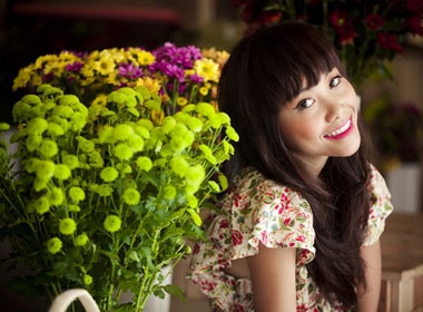Doan Trang duyen dang giua shop hoa tuoi hinh anh