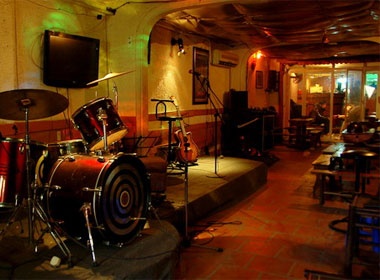 Ron rang nhac rock o ca phe Holyland Ballad hinh anh