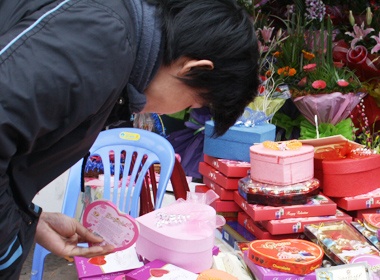 Gioi tre ron rang voi le tinh nhan hinh anh