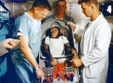 Hinh anh chu tinh tinh dau tien bay vao vu tru hinh anh