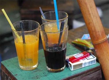 Quan ca phe pho co dong den la lung hinh anh