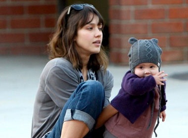 Jessica Alba dau bu toc roi vi cham con hinh anh