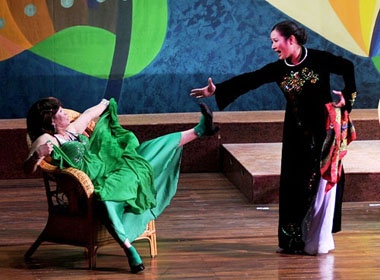 Xuan Hinh 'lam gai' moi tien dai gia hinh anh