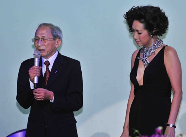 Nhac si Nguyen Anh 9 roi le trong khung troi cua Y Lan hinh anh