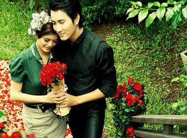 Nguyen Phi Hung trai tham hoa hong cho nguoi yeu hinh anh
