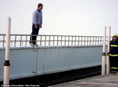 Nhay lau tu tu sau khi cai nhau voi ban gai hinh anh