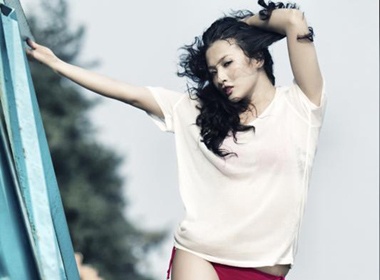 Truong Nhi khieu khich voi hinh tuong model bikini quyen ru hinh anh