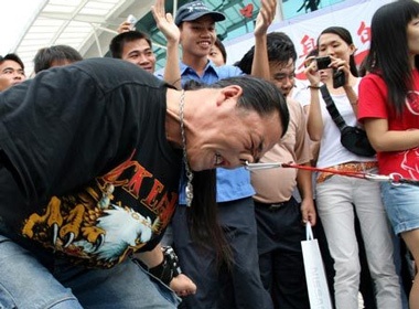 Phi thuong nguoi dan ong keo oto bang mui hinh anh