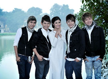 Hoa hau Ngoc Han lam duyen ben nhom V.Music hinh anh