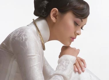 Alex Tran thuot tha ao dai trang hinh anh